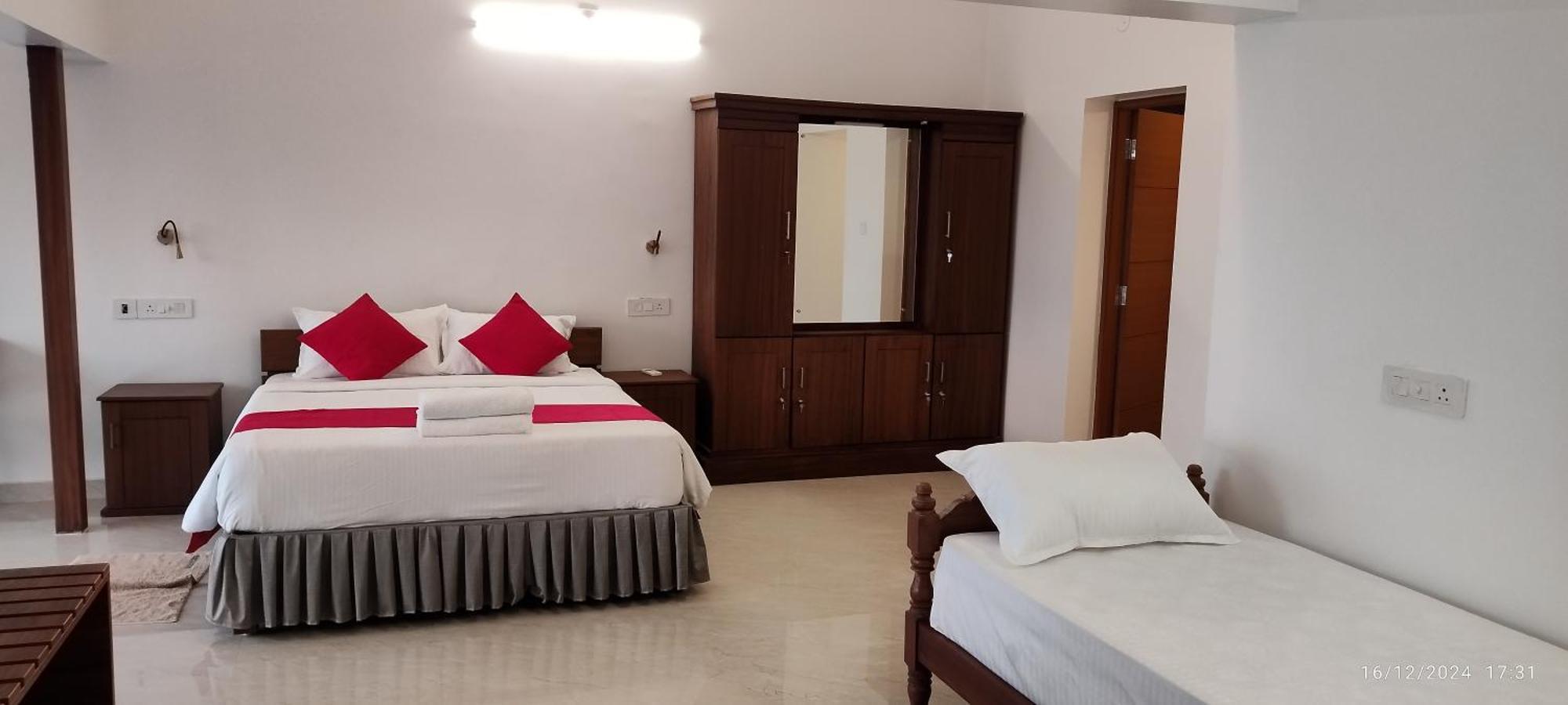 Alleppey Holiday Beach Resort Alappuzha Bagian luar foto