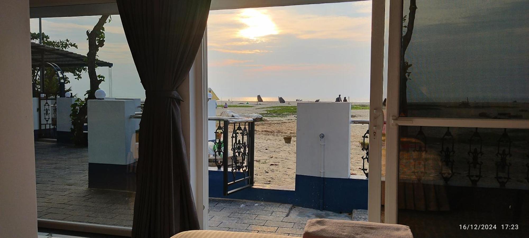 Alleppey Holiday Beach Resort Alappuzha Bagian luar foto