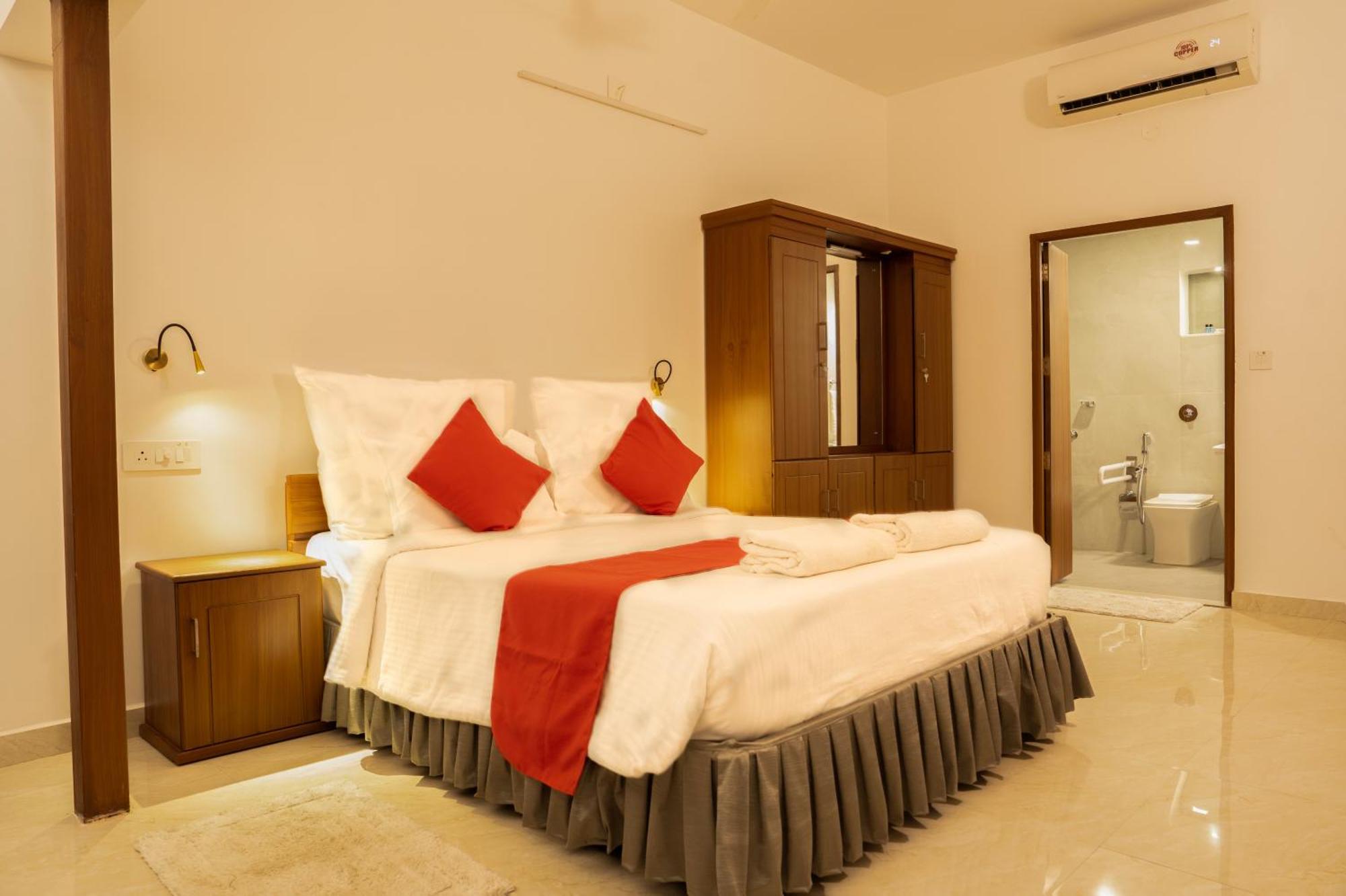Alleppey Holiday Beach Resort Alappuzha Bagian luar foto